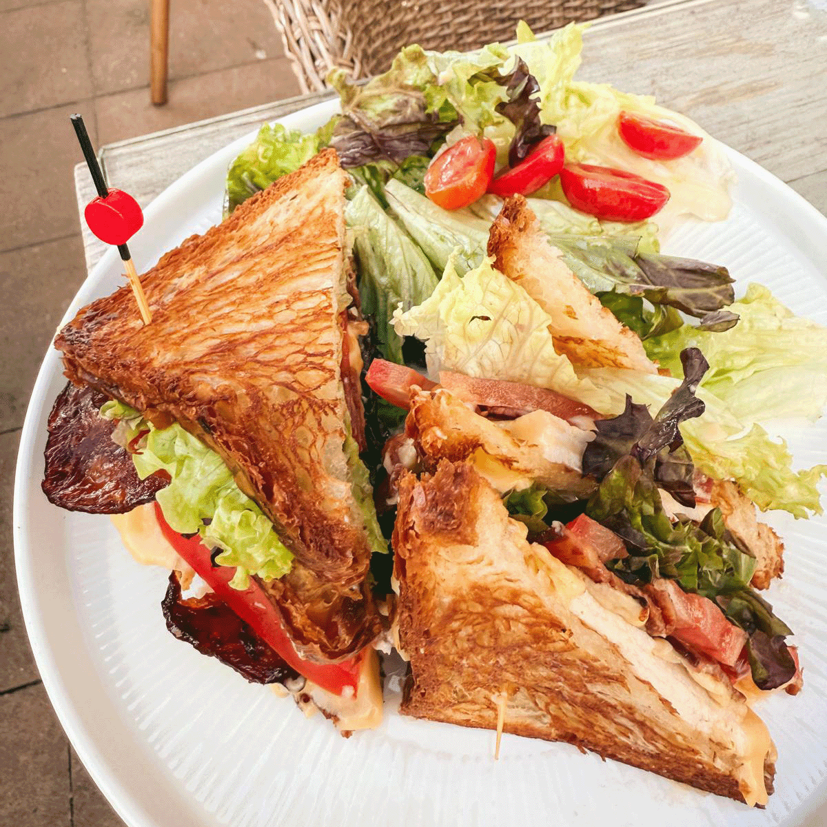 Foodisiac Club — Cruapán del Panadero • Pechuga de Pollo • Bacon • Salsa de Queso • Lechugo • Tomate
