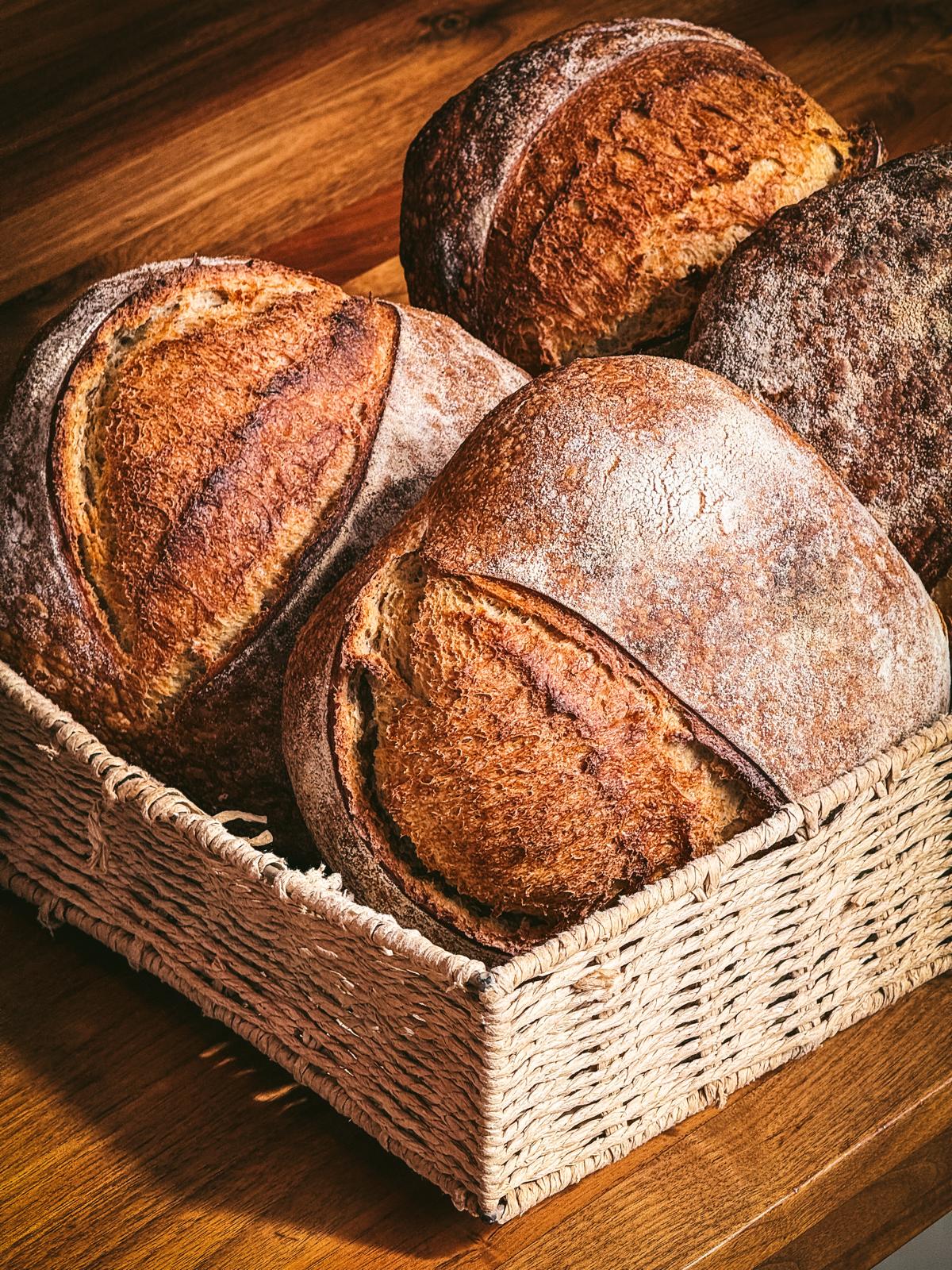 Pane di lievito naturale rustico con crosta bellissima