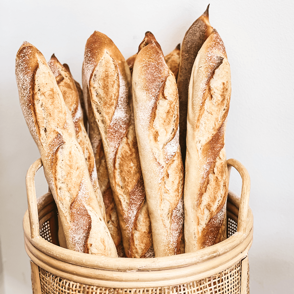 Baguette tradizionali dorate e croccanti